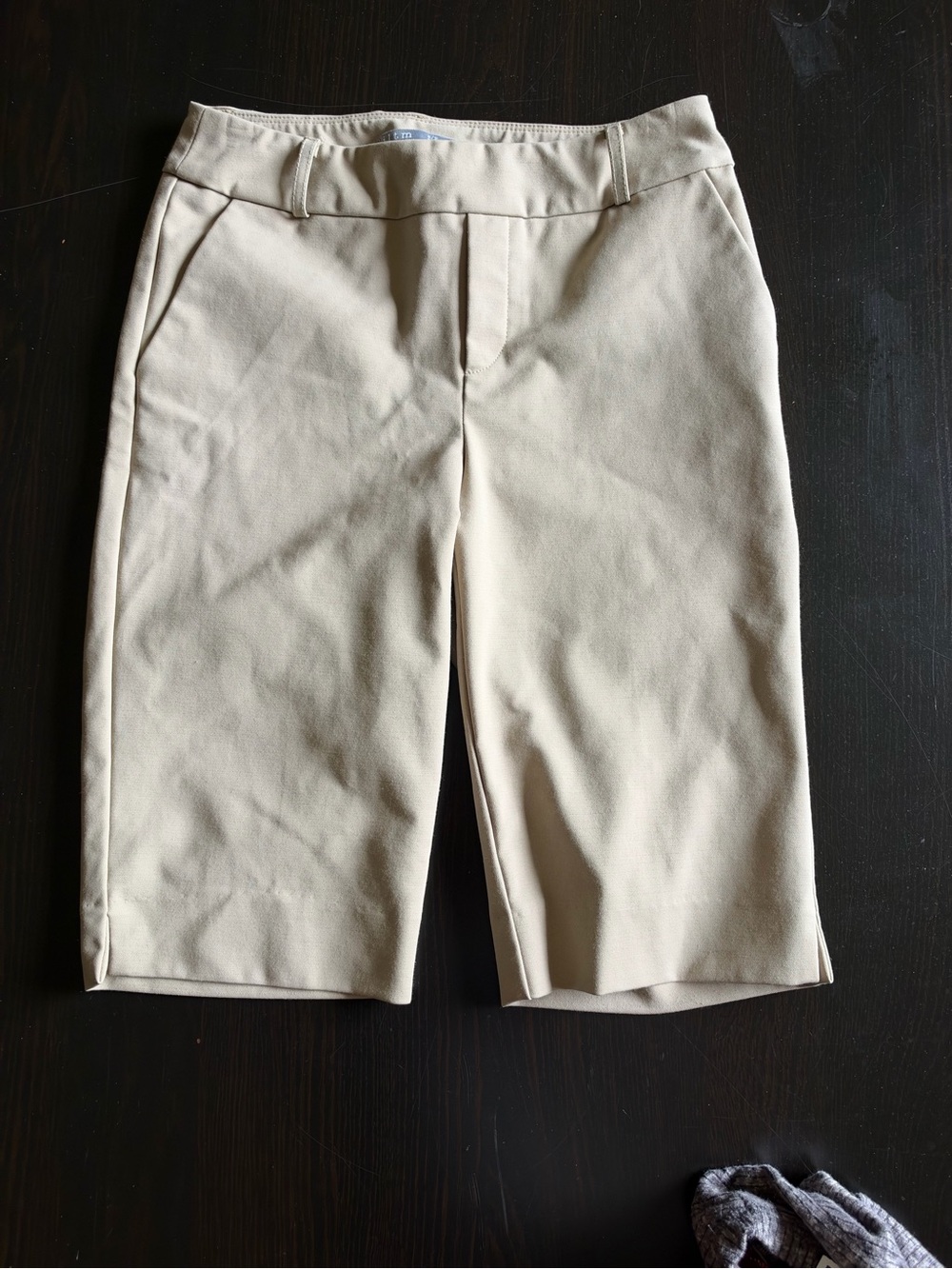 ILTM Beige Bermuda Shorts - Classic Mid-Rise size small golf